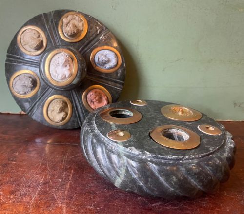 C19TH ITALIAN NEAPOLITAN GRAND TOUR SOUVENIR CARVED PRATO VERDE MARBLE INKSTAND SET WITH CARVED LAVA PORTRAIT CAMEO INTAGLIOS - ADDITIONAL PHOTO 4