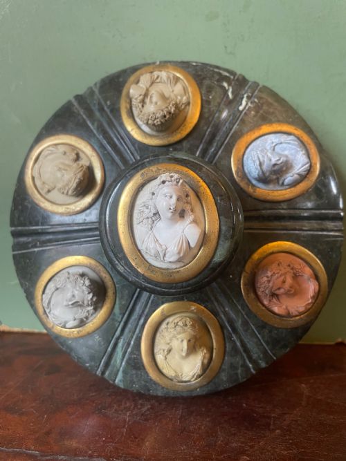 C19TH ITALIAN NEAPOLITAN GRAND TOUR SOUVENIR CARVED PRATO VERDE MARBLE INKSTAND SET WITH CARVED LAVA PORTRAIT CAMEO INTAGLIOS - ADDITIONAL PHOTO 7