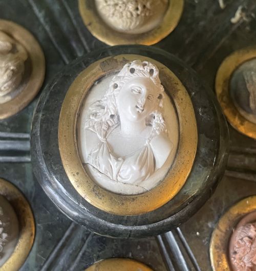C19TH ITALIAN NEAPOLITAN GRAND TOUR SOUVENIR CARVED PRATO VERDE MARBLE INKSTAND SET WITH CARVED LAVA PORTRAIT CAMEO INTAGLIOS - ADDITIONAL PHOTO 9