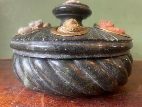 C19TH ITALIAN NEAPOLITAN GRAND TOUR SOUVENIR CARVED PRATO VERDE MARBLE INKSTAND SET WITH CARVED LAVA PORTRAIT CAMEO INTAGLIOS - ADDITIONAL PHOTO 11