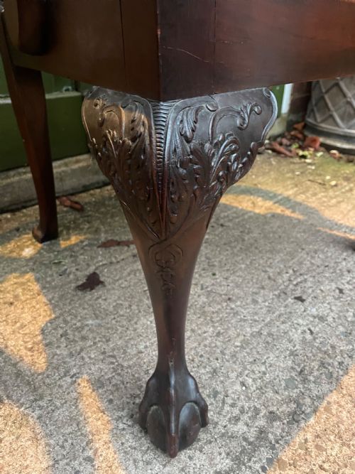 A LATE C19TH CARVED MAHOGANY ARMCHAIR IN THE MID C18TH GEORGE II CHIPPENDALE PERIOD STYLE TOGETHER WITH A MATCHING SINGLE CHAIR - ADDITIONAL PHOTO 4