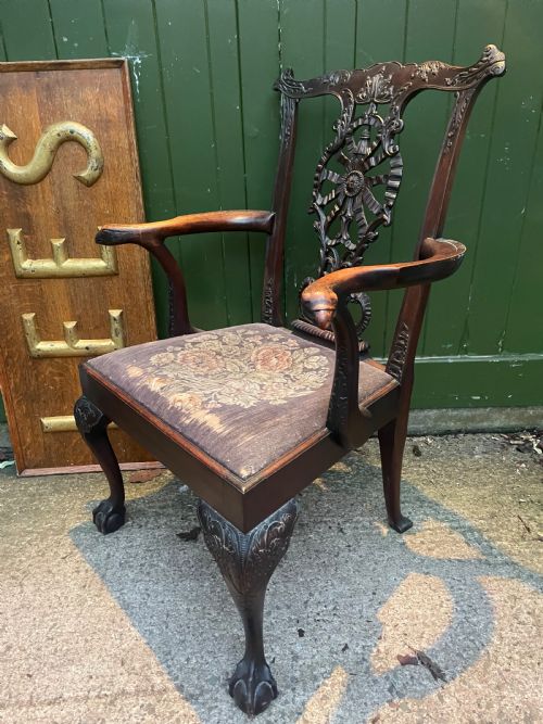A LATE C19TH CARVED MAHOGANY ARMCHAIR IN THE MID C18TH GEORGE II CHIPPENDALE PERIOD STYLE TOGETHER WITH A MATCHING SINGLE CHAIR - ADDITIONAL PHOTO 6