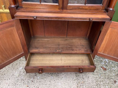 EARLY C19TH REGENCY PERIOD MAHOGANY BOOKCASE CABINET OF UNUSUAL FORM AND DESIGN - ADDITIONAL PHOTO 10