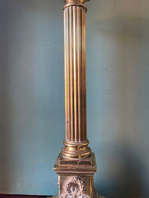 LATE C19TH EARLY C20TH BRASS CLASSICAL COLUMN TABLE LAMP OF GOOD LARGE SCALE AND PROPORTIONS - ADDITIONAL PHOTO 8