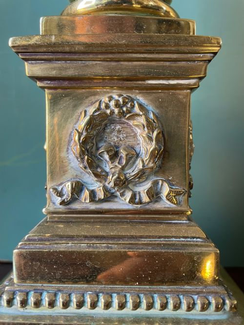 LATE C19TH EARLY C20TH BRASS CLASSICAL COLUMN TABLE LAMP OF GOOD LARGE SCALE AND PROPORTIONS - ADDITIONAL PHOTO 13