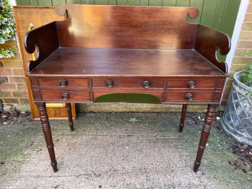 FINE QUALITY EARLY C19TH GEORGE III PERIOD MAHOGANY KNEEHOLE DRESSING TABLE WITH THREEQUARTER GALLERY SURROUND UPSTAND BACK - ADDITIONAL PHOTO 1