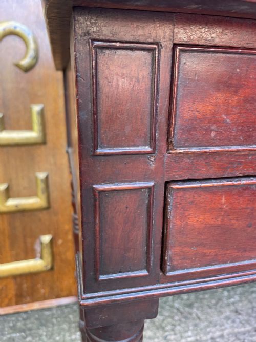 FINE QUALITY EARLY C19TH GEORGE III PERIOD MAHOGANY KNEEHOLE DRESSING TABLE WITH THREEQUARTER GALLERY SURROUND UPSTAND BACK - ADDITIONAL PHOTO 2