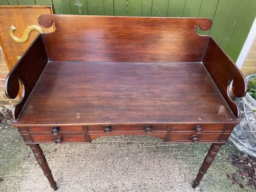 FINE QUALITY EARLY C19TH GEORGE III PERIOD MAHOGANY KNEEHOLE DRESSING TABLE WITH THREEQUARTER GALLERY SURROUND UPSTAND BACK - ADDITIONAL PHOTO 3