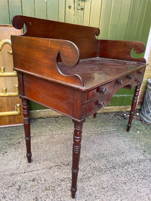 FINE QUALITY EARLY C19TH GEORGE III PERIOD MAHOGANY KNEEHOLE DRESSING TABLE WITH THREEQUARTER GALLERY SURROUND UPSTAND BACK - ADDITIONAL PHOTO 4