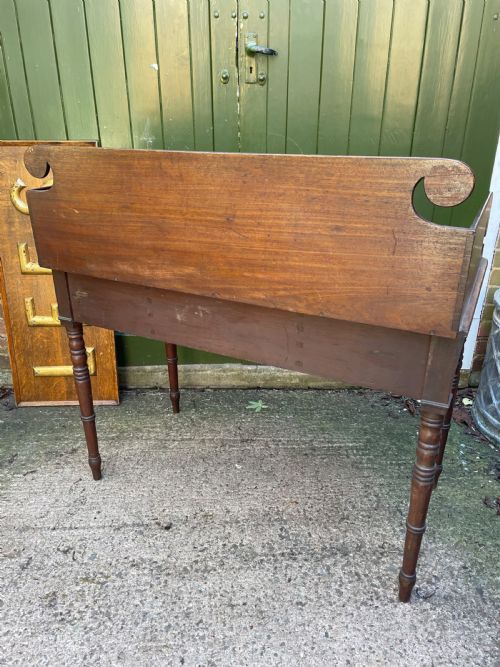 FINE QUALITY EARLY C19TH GEORGE III PERIOD MAHOGANY KNEEHOLE DRESSING TABLE WITH THREEQUARTER GALLERY SURROUND UPSTAND BACK - ADDITIONAL PHOTO 8