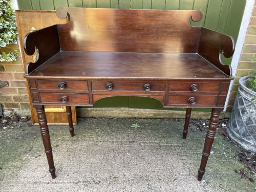 FINE QUALITY EARLY C19TH GEORGE III PERIOD MAHOGANY KNEEHOLE DRESSING TABLE WITH THREEQUARTER GALLERY SURROUND UPSTAND BACK - ADDITIONAL PHOTO 9