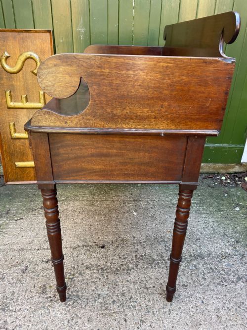 FINE QUALITY EARLY C19TH GEORGE III PERIOD MAHOGANY KNEEHOLE DRESSING TABLE WITH THREEQUARTER GALLERY SURROUND UPSTAND BACK - ADDITIONAL PHOTO 10