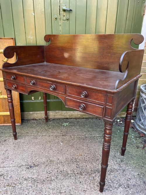 FINE QUALITY EARLY C19TH GEORGE III PERIOD MAHOGANY KNEEHOLE DRESSING TABLE WITH THREEQUARTER GALLERY SURROUND UPSTAND BACK - ADDITIONAL PHOTO 11