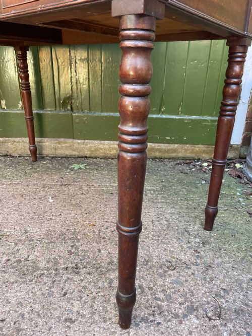 FINE QUALITY EARLY C19TH GEORGE III PERIOD MAHOGANY KNEEHOLE DRESSING TABLE WITH THREEQUARTER GALLERY SURROUND UPSTAND BACK - ADDITIONAL PHOTO 13
