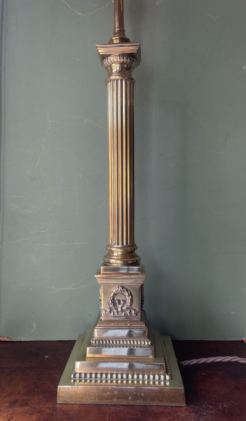 LATE C19TH EARLY C20TH BRASS CLASSICAL COLUMN TABLE LAMP OF GOOD LARGE SCALE AND PROPORTIONS - ADDITIONAL PHOTO 2