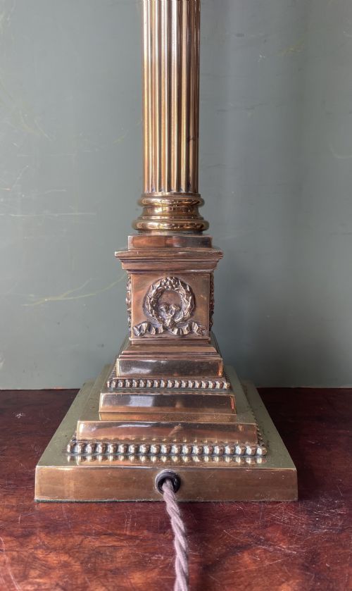 LATE C19TH EARLY C20TH BRASS CLASSICAL COLUMN TABLE LAMP OF GOOD LARGE SCALE AND PROPORTIONS - ADDITIONAL PHOTO 12