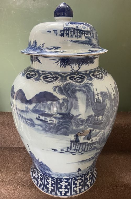 A LARGE LATE C19TH EARLY C20TH CHINESE QING DYNASTY BLUE AND WHITE PORCELAIN VASE AND COVER OF C18TH KANGXI PERIOD DESIGN - ADDITIONAL PHOTO 5