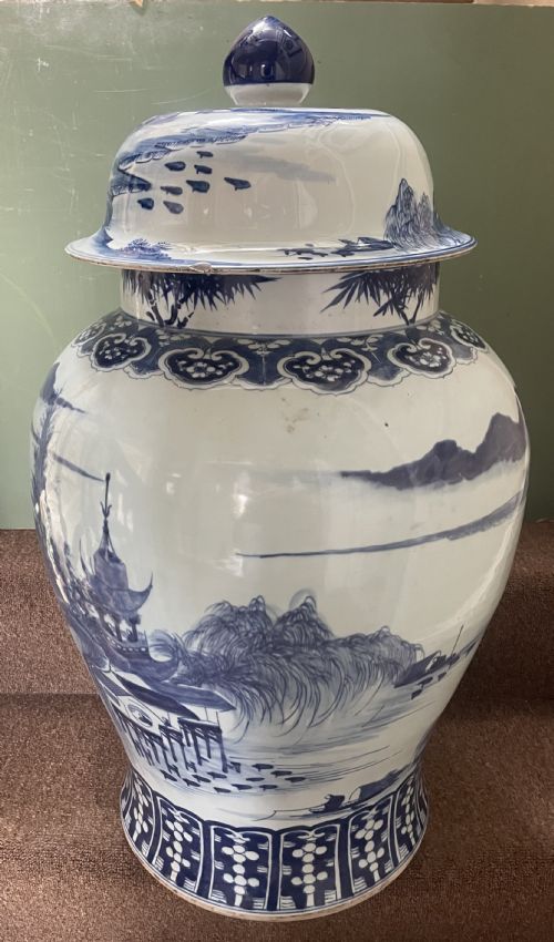 A LARGE LATE C19TH EARLY C20TH CHINESE QING DYNASTY BLUE AND WHITE PORCELAIN VASE AND COVER OF C18TH KANGXI PERIOD DESIGN - ADDITIONAL PHOTO 6