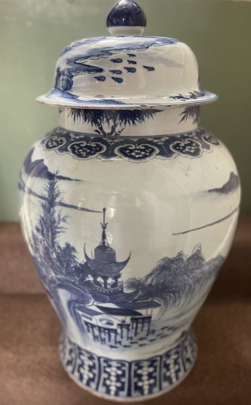 A LARGE LATE C19TH EARLY C20TH CHINESE QING DYNASTY BLUE AND WHITE PORCELAIN VASE AND COVER OF C18TH KANGXI PERIOD DESIGN - ADDITIONAL PHOTO 9