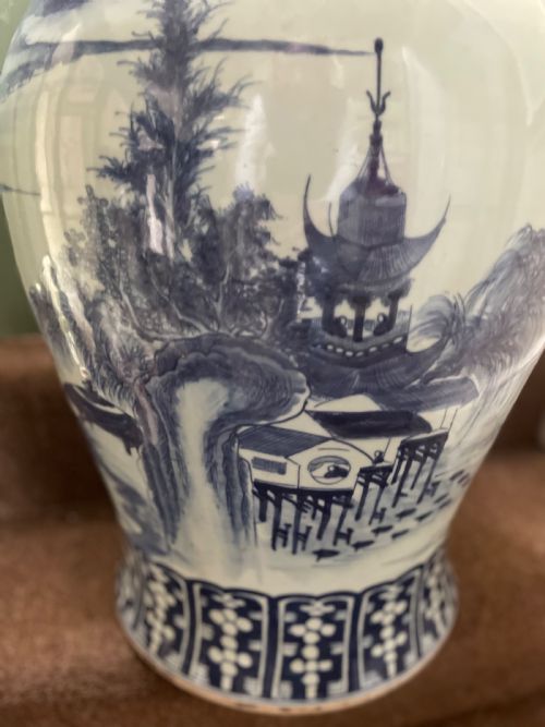 A LARGE LATE C19TH EARLY C20TH CHINESE QING DYNASTY BLUE AND WHITE PORCELAIN VASE AND COVER OF C18TH KANGXI PERIOD DESIGN - ADDITIONAL PHOTO 10