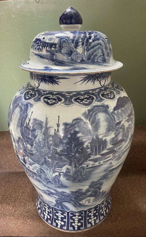 A LARGE LATE C19TH EARLY C20TH CHINESE QING DYNASTY BLUE AND WHITE PORCELAIN VASE AND COVER OF C18TH KANGXI PERIOD DESIGN - ADDITIONAL PHOTO 13