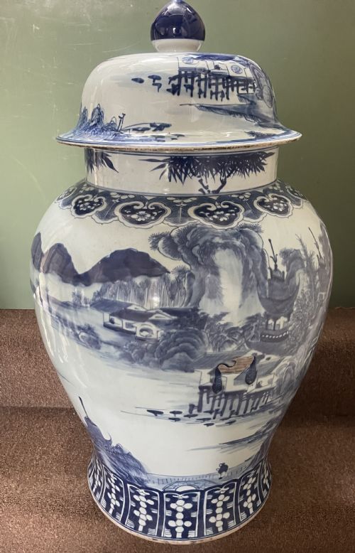 A LARGE LATE C19TH EARLY C20TH CHINESE QING DYNASTY BLUE AND WHITE PORCELAIN VASE AND COVER OF C18TH KANGXI PERIOD DESIGN - ADDITIONAL PHOTO 16