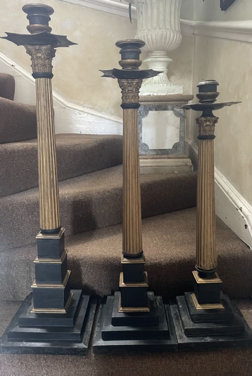 SCARCE SET OF 3 TALL C19TH GRADUATED HEIGHT DECORATED AND PAINTED BRASS CORINTHIAN COLUMN MASONIC CANDLESTICKS - ADDITIONAL PHOTO 5