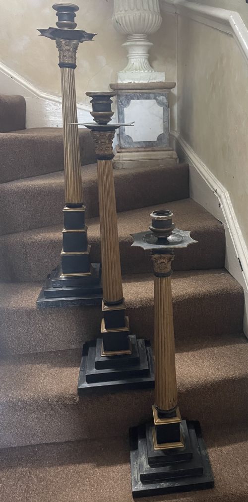 SCARCE SET OF 3 TALL C19TH GRADUATED HEIGHT DECORATED AND PAINTED BRASS CORINTHIAN COLUMN MASONIC CANDLESTICKS - ADDITIONAL PHOTO 8
