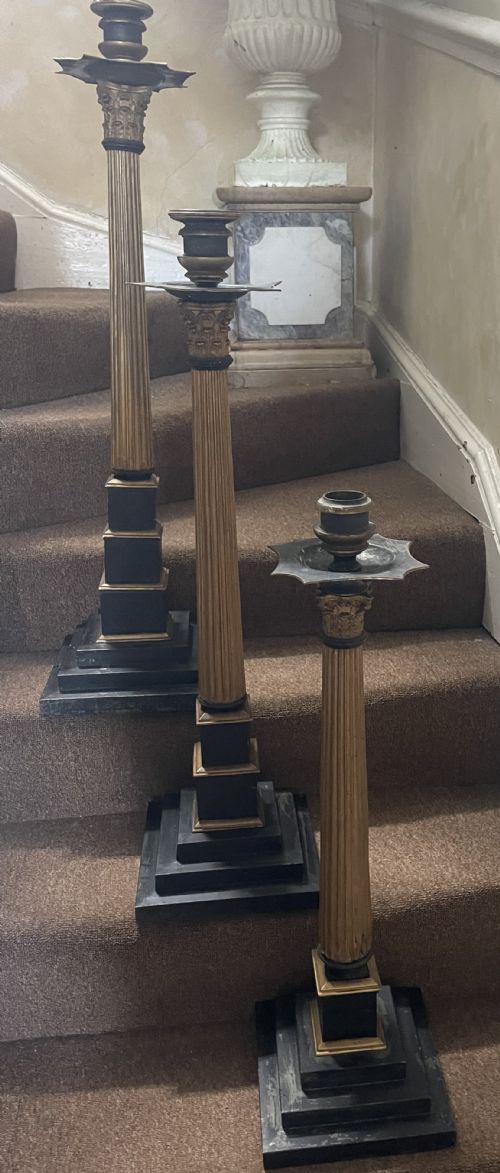 SCARCE SET OF 3 TALL C19TH GRADUATED HEIGHT DECORATED AND PAINTED BRASS CORINTHIAN COLUMN MASONIC CANDLESTICKS - ADDITIONAL PHOTO 9
