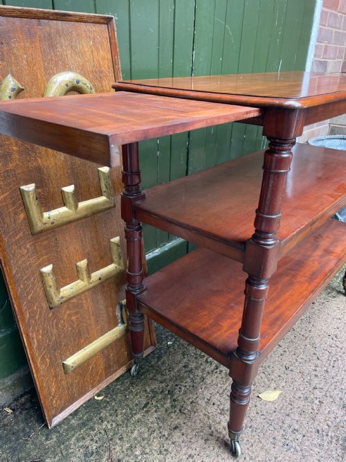 EARLY C19TH GEORGE IV PERIOD MAHOGANY 3TIER BUFFET OR SERVING TABLE OF UNUSUAL FORMAT - ADDITIONAL PHOTO 3