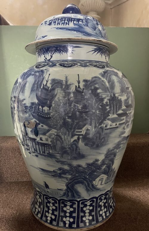 A LARGE LATE C19TH EARLY C20TH CHINESE QING DYNASTY BLUE AND WHITE PORCELAIN VASE AND COVER OF C18TH KANGXI PERIOD DESIGN - ADDITIONAL PHOTO 17