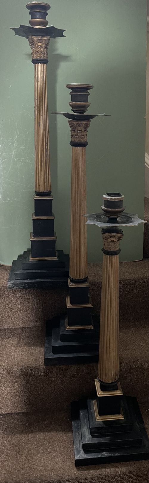 SCARCE SET OF 3 TALL C19TH GRADUATED HEIGHT DECORATED AND PAINTED BRASS CORINTHIAN COLUMN MASONIC CANDLESTICKS - ADDITIONAL PHOTO 11