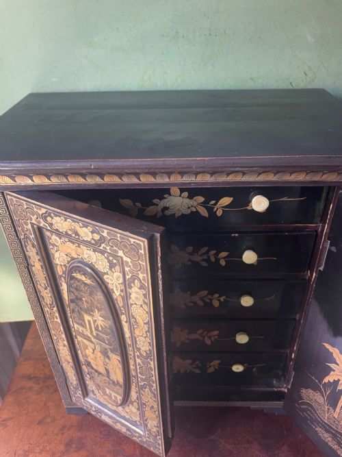MID C19TH CHINESE EXPORT QING DYNASTY LACQUER TABLE CABINET WITH GILDED DECORATION - ADDITIONAL PHOTO 8