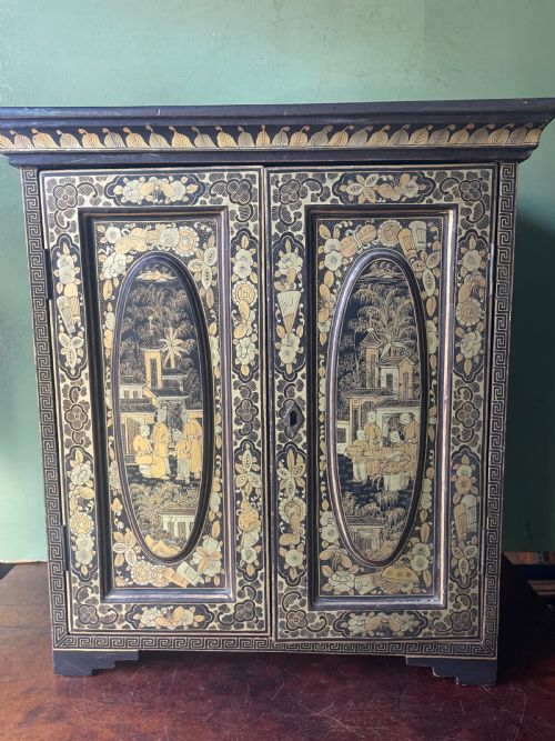 MID C19TH CHINESE EXPORT QING DYNASTY LACQUER TABLE CABINET WITH GILDED DECORATION - ADDITIONAL PHOTO 12