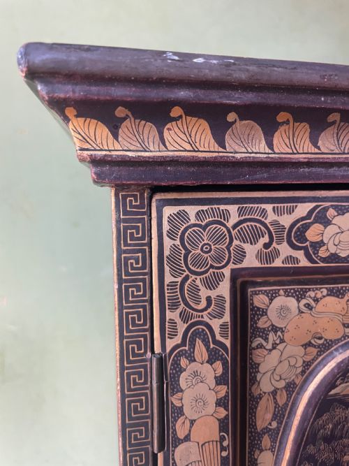 MID C19TH CHINESE EXPORT QING DYNASTY LACQUER TABLE CABINET WITH GILDED DECORATION - ADDITIONAL PHOTO 15