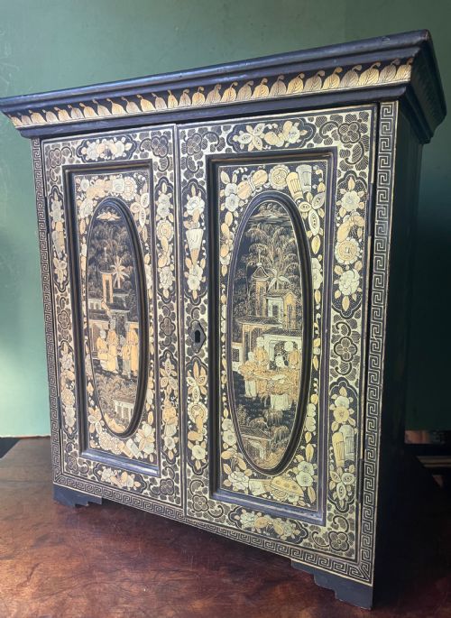 MID C19TH CHINESE EXPORT QING DYNASTY LACQUER TABLE CABINET WITH GILDED DECORATION - ADDITIONAL PHOTO 16