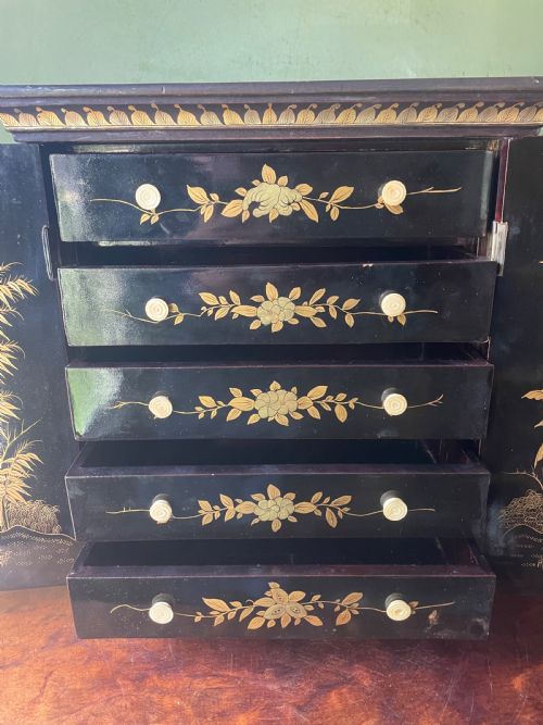 MID C19TH CHINESE EXPORT QING DYNASTY LACQUER TABLE CABINET WITH GILDED DECORATION - ADDITIONAL PHOTO 18