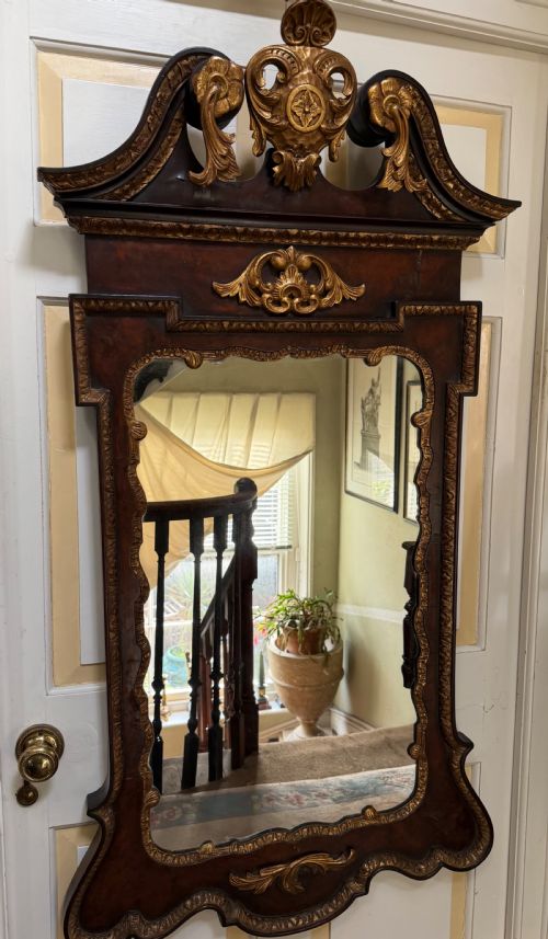IMPRESSIVE GEORGE II PERIOD STYLE WALNUT AND PARCEL GILT FRAMED MIRROR OF LARGER SCALE AND PROPORTIONS IN THE MANNER OF WILLIAM KENT - ADDITIONAL PHOTO 4