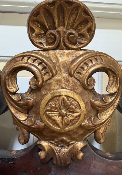 IMPRESSIVE GEORGE II PERIOD STYLE WALNUT AND PARCEL GILT FRAMED MIRROR OF LARGER SCALE AND PROPORTIONS IN THE MANNER OF WILLIAM KENT - ADDITIONAL PHOTO 6