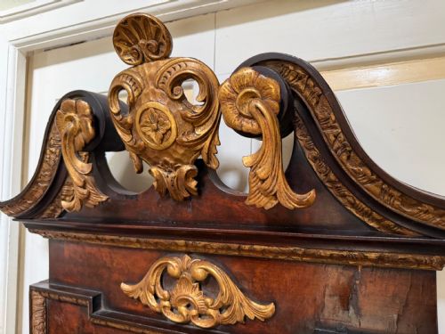 IMPRESSIVE GEORGE II PERIOD STYLE WALNUT AND PARCEL GILT FRAMED MIRROR OF LARGER SCALE AND PROPORTIONS IN THE MANNER OF WILLIAM KENT - ADDITIONAL PHOTO 13