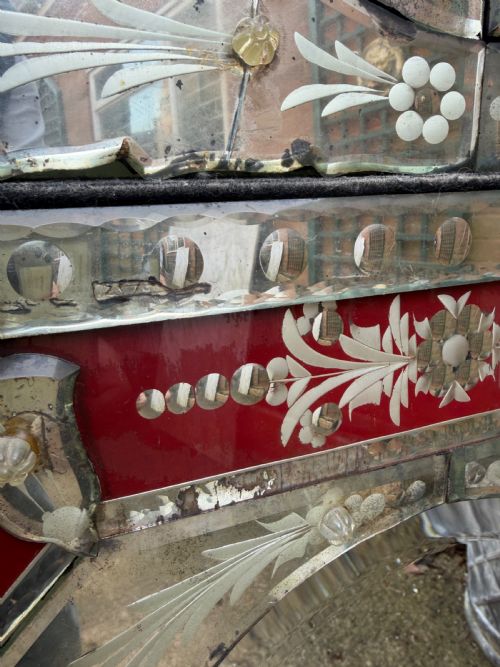 LATE C19TH EARLY C20TH ITALIAN VENETIAN CUT AND ETCHED GLASS FRAMED MIRROR WITH A RUBY RED BORDER - ADDITIONAL PHOTO 7