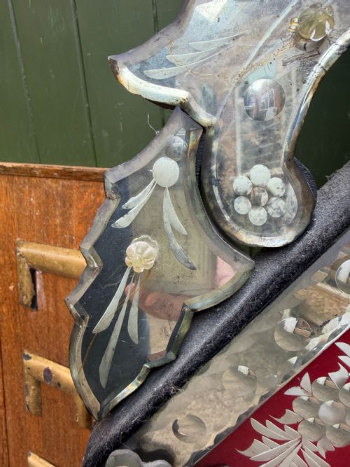 LATE C19TH EARLY C20TH ITALIAN VENETIAN CUT AND ETCHED GLASS FRAMED MIRROR WITH A RUBY RED BORDER - ADDITIONAL PHOTO 8
