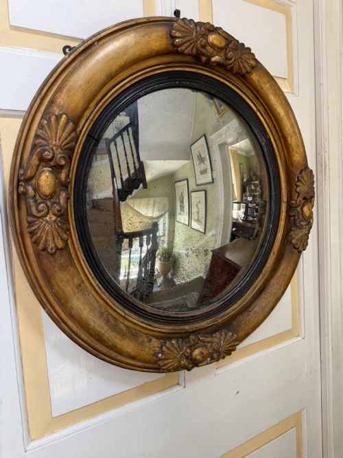 EARLY C19TH REGENCY PERIOD GILTWOOD FRAMED CONVEX PLATE MIRROR OF LARGER SCALE AND PROPORTIONS