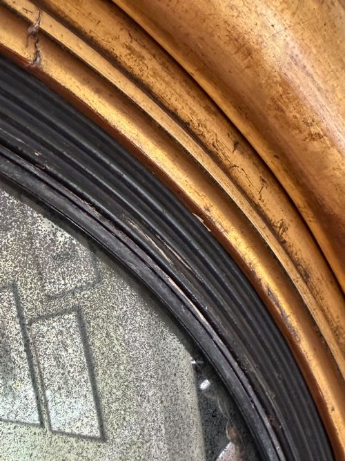 EARLY C19TH REGENCY PERIOD GILTWOOD FRAMED CONVEX PLATE MIRROR OF LARGER SCALE AND PROPORTIONS - ADDITIONAL PHOTO 8