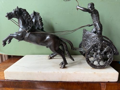 MID C19TH ITALIAN GRAND TOUR SOUVENIR BRONZE STUDY OF A CHARIOTEER WITH TWO HORSES MOUNTED UPON A WHITE MARBLE PLINTH BASE - ADDITIONAL PHOTO 7