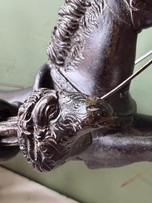 MID C19TH ITALIAN GRAND TOUR SOUVENIR BRONZE STUDY OF A CHARIOTEER WITH TWO HORSES MOUNTED UPON A WHITE MARBLE PLINTH BASE - ADDITIONAL PHOTO 13