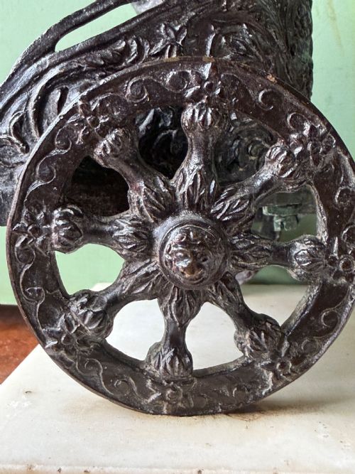 MID C19TH ITALIAN GRAND TOUR SOUVENIR BRONZE STUDY OF A CHARIOTEER WITH TWO HORSES MOUNTED UPON A WHITE MARBLE PLINTH BASE - ADDITIONAL PHOTO 15