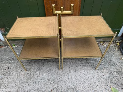 CHIC PAIR OF EARLY C20TH LACQUERED BRASSFRAMED ETAGERES WITH INSET TOOLED PANEL LEATHER SHELVES - ADDITIONAL PHOTO 3