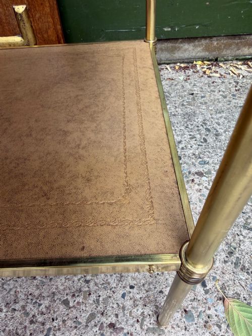 CHIC PAIR OF EARLY C20TH LACQUERED BRASSFRAMED ETAGERES WITH INSET TOOLED PANEL LEATHER SHELVES - ADDITIONAL PHOTO 6