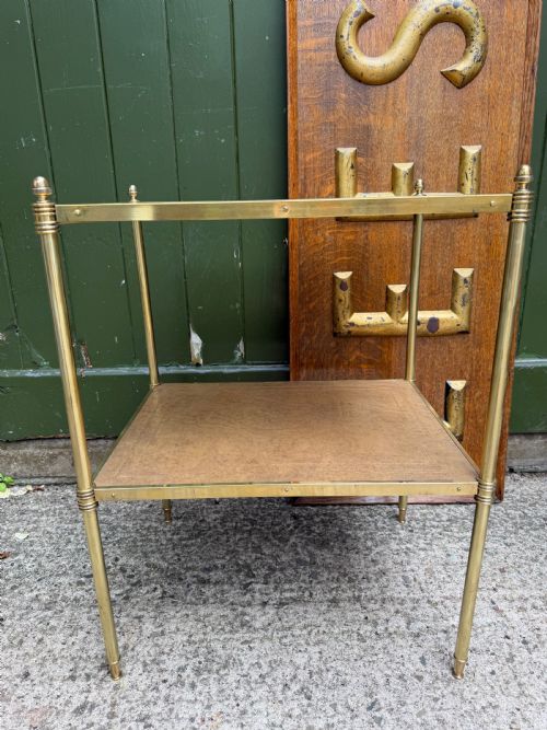 CHIC PAIR OF EARLY C20TH LACQUERED BRASSFRAMED ETAGERES WITH INSET TOOLED PANEL LEATHER SHELVES - ADDITIONAL PHOTO 17